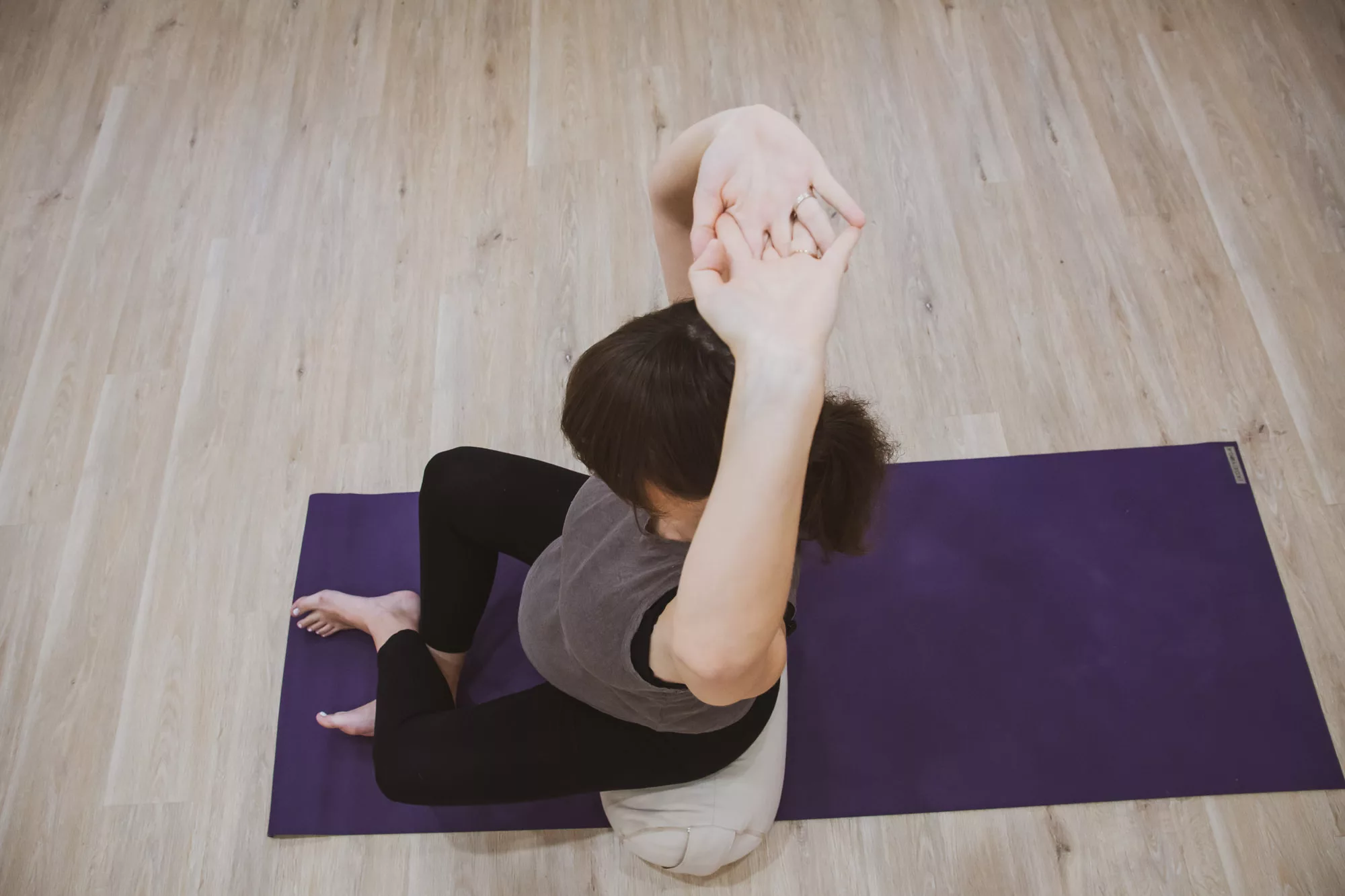 Yoga-Praxis auf der Matte, Draufsicht